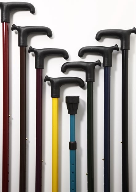 歩きやすさ使いやすさ抜群の色数豊富なドイツ製の杖全１５色展開で写真は一部。２．５センチ刻みで長さを調整でき、適応身長は１４４～１８４センチとほとんどの人が使える杖で、シャフトはアルミで耐久性に優れている（撮影／外山亮一・スタジオ・テンフォー）