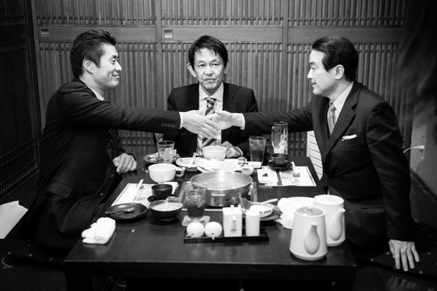 握手を交わす江田氏(右)と細野氏(左)。をれを見守る松野氏(撮影/写真部・馬場岳人)