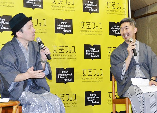 トークショーで短編小説『城崎裁判』について語る万城目さん（左）と幅允孝さん
