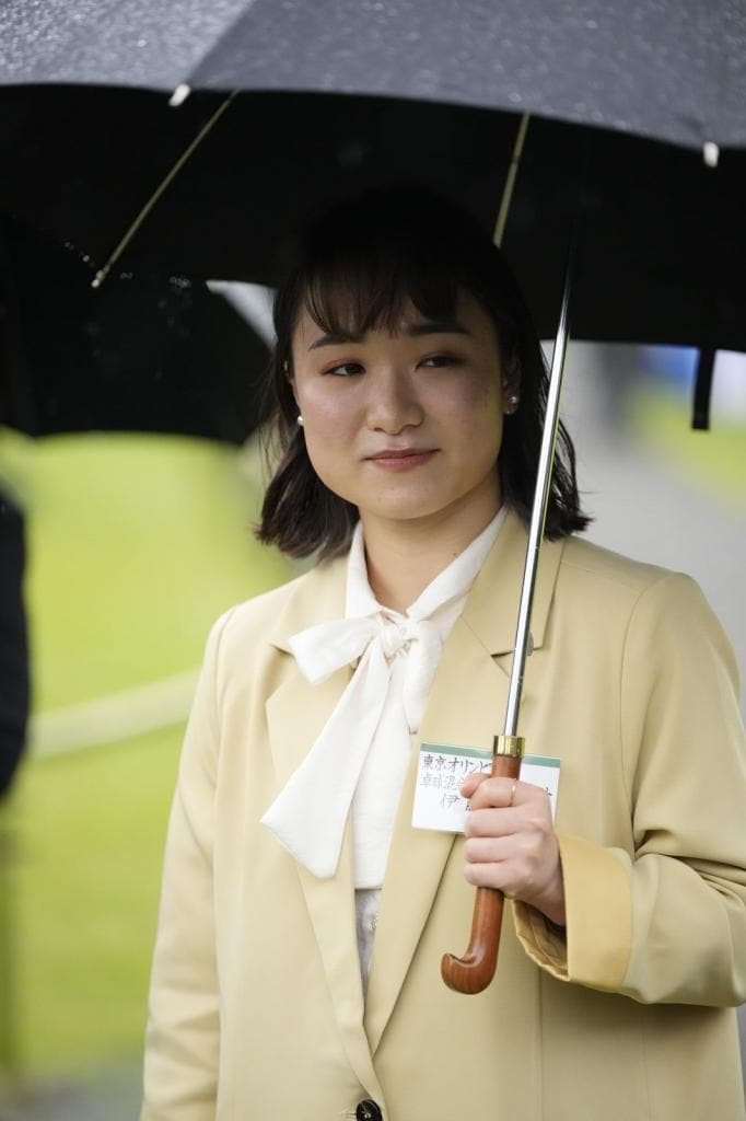 卓球の五輪メダリストの伊藤美誠さん。招待者に配られた傘の持ち手は「I」の字にちかい形だ。（代表撮影／JMPA）