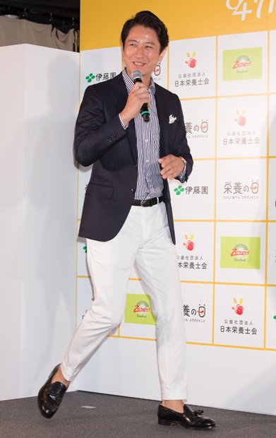 谷原章介（たにはら・しょうすけ）／１９７２年、神奈川県生まれ。９２年、「メンズノンノ」の専属モデルとなり、２３歳で映画「花より男子」で俳優に。以来、映画、ドラマで活躍するほか、「うたコン」（ＮＨＫ）など、多くの番組の司会もこなす。妻の連れ子を含め６児の父＝８月２日、「日本栄養士会」が制定した「第１回８４（栄養）アワード」を受賞（撮影／写真部・大野洋介）