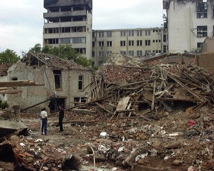 1999年、NATO軍の空爆に直撃されたコソボの住宅街　（ｃ）朝日新聞社
