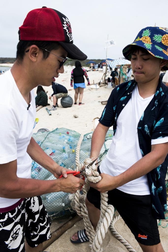 台湾の澎湖諸島。千本のペットボトルを網で包み、綱で結わえてボートにする。材料はすべて海岸に漂着したごみだ（撮影／ライター・松田良孝）