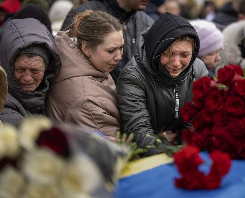 ウクライナ兵だった夫の葬儀で涙する妻（手前右）。激戦が続く東部ドネツク州で戦死した夫は２２歳だった／キーウ近郊（写真：ＡＰ／アフロ）