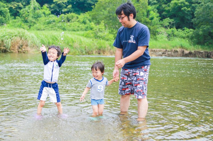 家族で楽しく川遊び（画像はイメージ）