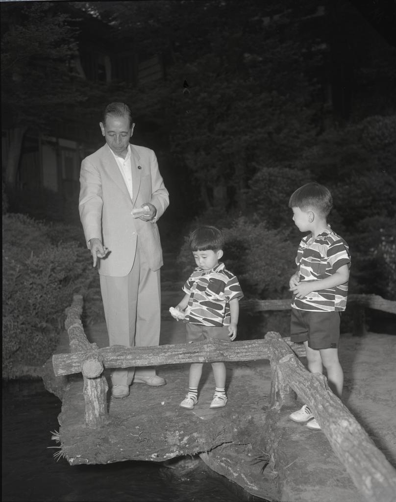 外遊後、箱根の旅館で静養中の岸信介。孫の晋三（左）、寛信と一緒に（1957年）　（ｃ）朝日新聞社