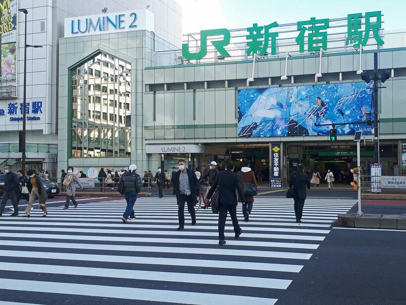 4月14日午前8時過ぎの新宿駅。いつもは大勢の人が渡る駅前の横断歩道だが、緊急事態宣言の発令で人影もまばらだ　(C)朝日新聞社