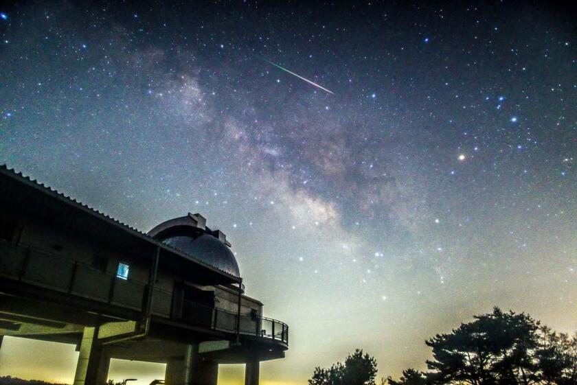 美星天文台とともに望む天の川と流れ星（写真提供：美星天文台）