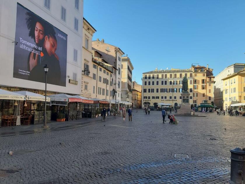 ロックダウンで人がいなくなったローマ市内のカンポ・デイ・フィオーリ広場（撮影／ルカ・コルテレシ）