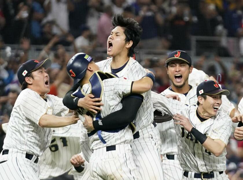 大谷翔平（中央）のもとに駆け寄る日本代表の選手たち（写真：AP/アフロ）