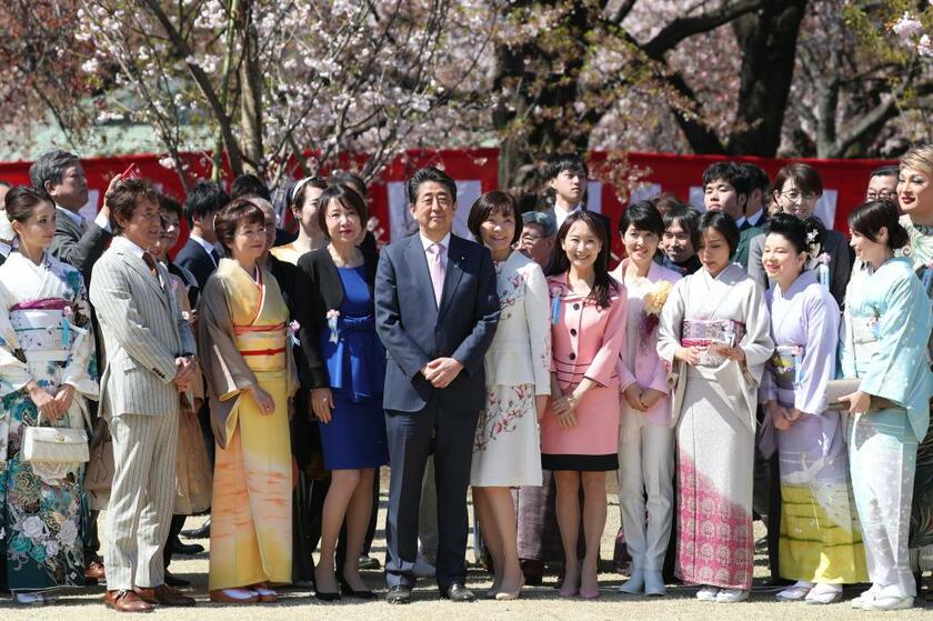 「桜を見る会」の安倍首相と同様の疑いが最側近にも発覚（C)朝日新聞社