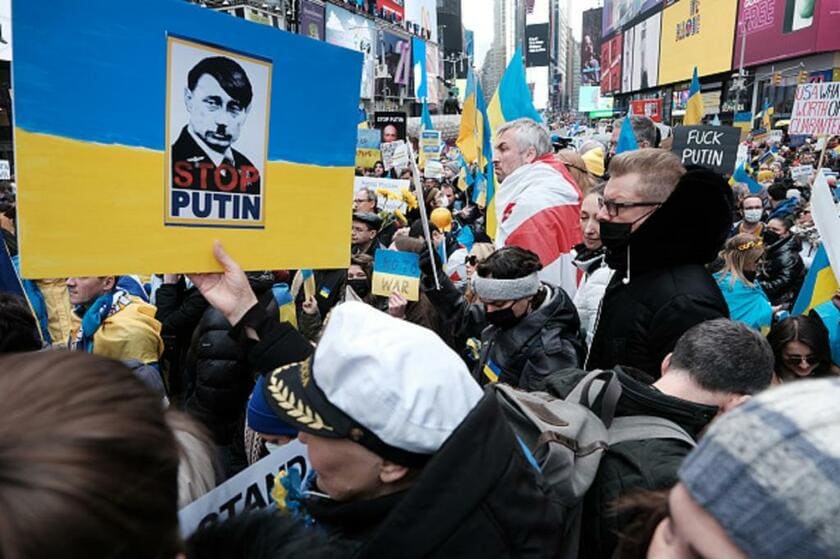 米ニューヨークでロシアのウクライナ侵攻に抗議をする市民たち。プーチン大統領をヒットラーに模したプラカードを掲げる人も（GettyImages）