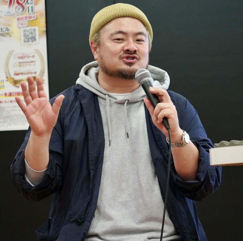 金髪になった鳥羽周作氏(撮影/上田耕司)