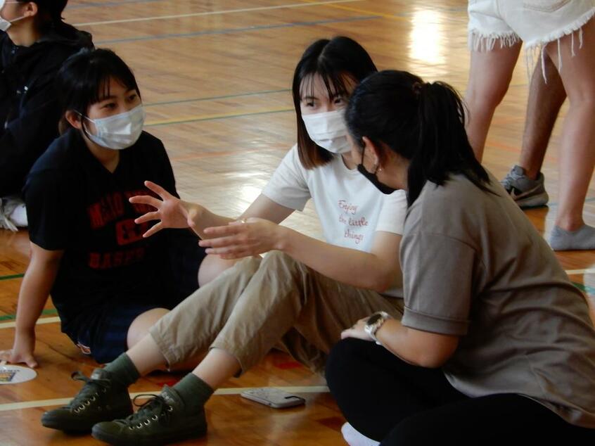 名護市の名桜大学で開かれた若者ウチナーンチュ大会最終日、対面式のスポーツイベントで語り合う参加者たち(撮影/三山喬)