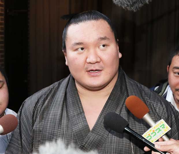 事情聴取を終えた白鵬 (c)朝日新聞社