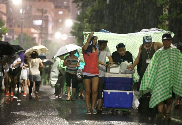 急などしゃ降りで、7月２７日の隅田川花火大会（東京）は開始３０分後に中止に。観客たちはずぶ濡れになった　（c）朝日新聞社　＠＠写禁