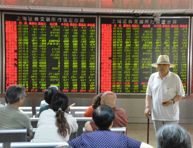 北京の証券会社で「値下がり」を示す株価ボードを見守る投資家たち　（ｃ）朝日新聞社　＠＠写禁