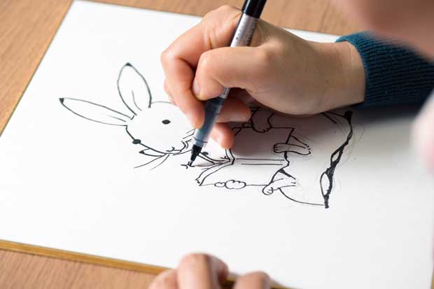『ギガタウン』に登場する動物たちは、ペンでなく毛筆で描かれている。本家「鳥獣人物戯画」を思わせる、柔らかで自在な描線が魅力だ（撮影／片山菜緒子）