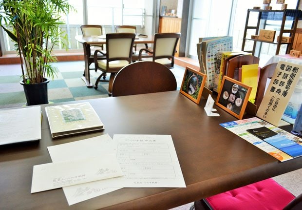 心の手紙館では、美しい景色を眺めながら、専用の封筒(手前)に思いをしたためる