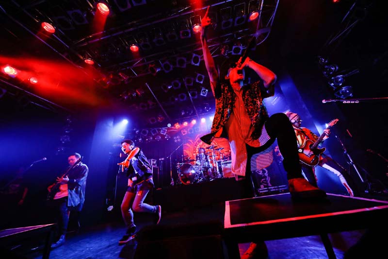 【ライブレポ】FLOWの新AL『TRIBALYTHM』を掲げた全国ツアー、猛暑日に熱いステージで開幕