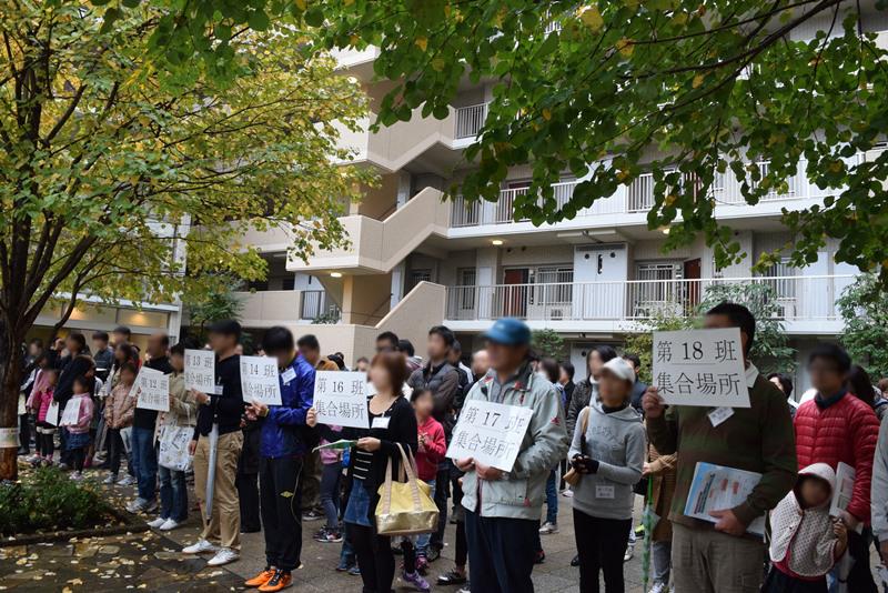 防災訓練などの備えがしっかりしているマンションならいざという時も安心だ。東京都内のマンションで行われた訓練では班ごとに分かれて中庭に集合し、安否を確認した (c)朝日新聞社