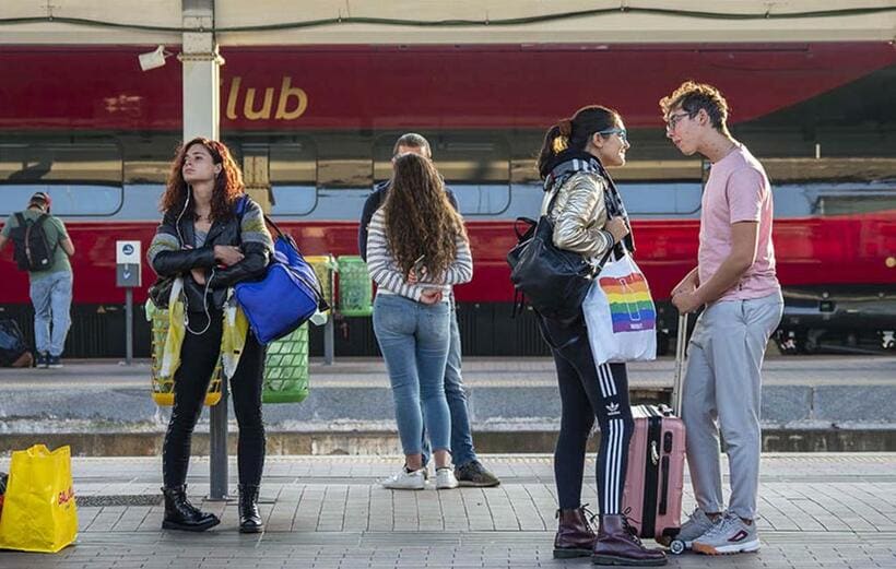 駅のホームとは時に「舞台」じゃないか、と思うことがあります。登場人物はばらばらですが、群像劇を見ているような気分ですね。イタリア・ベネチア・メストレ駅（撮影：大木茂）