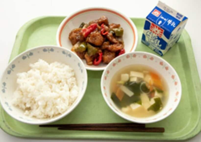 渋谷区の学校給食。ごはん、酢豚、わかめスープ、牛乳＝同区提供