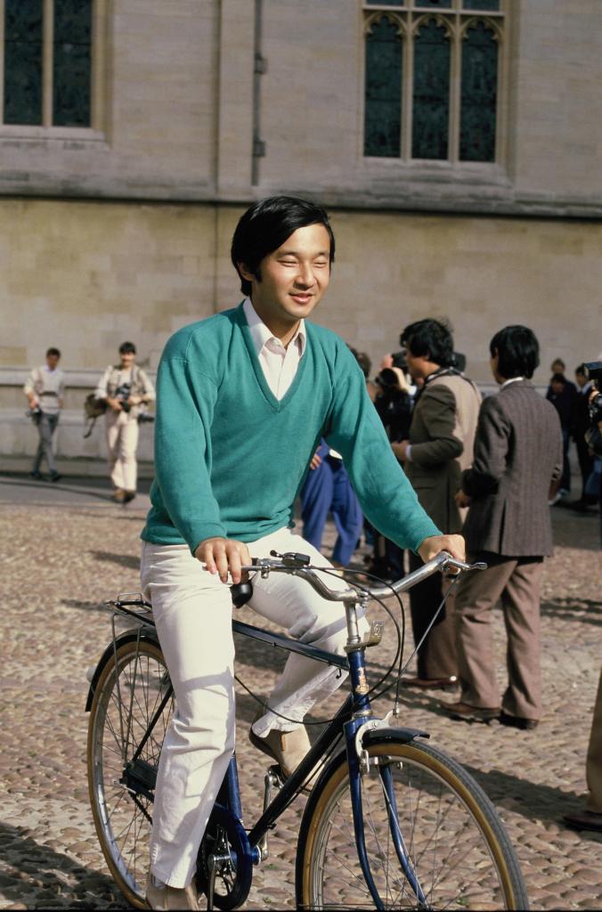 １９８５年9月、留学先の英オックスフォード大周辺で自転車に乗る浩宮さま時代の天皇陛下
