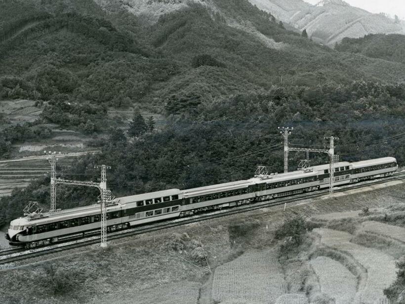 １９５９年　近鉄の新ビスタカー１０１００系電車の試運転。1960年に登場予定だった10100系「新ビスタカー」。中間の2階建て車両は、近鉄特急の象徴となった。1959年12月に予定が早まり、大阪線で試運転を行う。1959年11月9日撮影（C）朝日新聞社