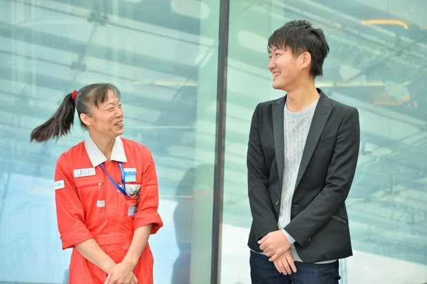 “世界一清潔な空港の清掃人”新津春子さん（左）と、NHKの敏腕ディレクター・築山卓観さん