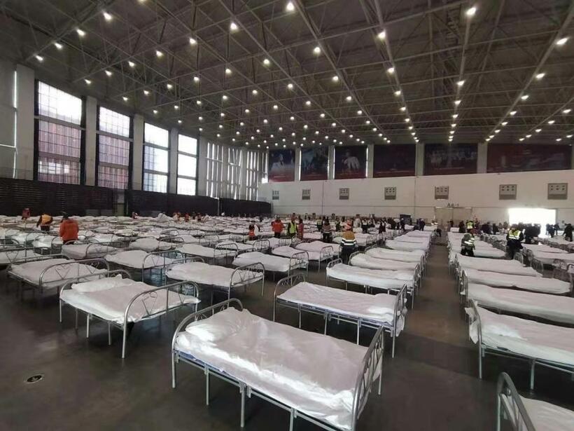 「船倉病院」――武漢では病床が不足し、多くの大型体育館内にベッドを並べ臨時の「船倉病院」とした（インターネットから）