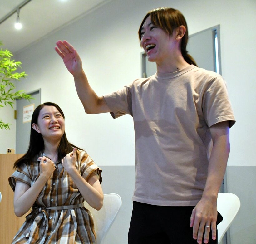 昨年の都知事選後に妻・里奈さん（左）と談笑する安野氏