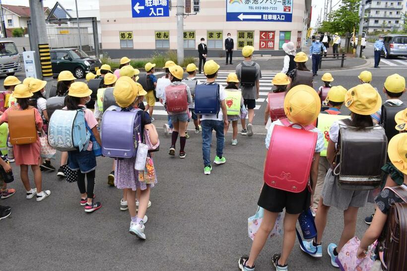 小学校が再開し久しぶりに登校する子どもたち。長期休校で生じた学習の遅れをどう取り戻すかがこれから大きな課題だ／５月２５日、愛知県日進市　（ｃ）朝日新聞社