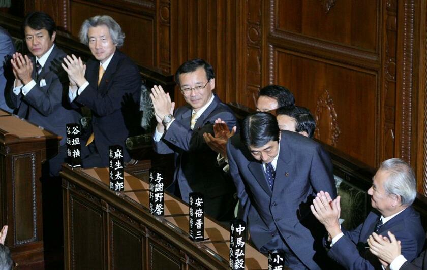 2006年9月26日／9月20日開票の自民党総裁選で麻生太郎氏、谷垣禎一氏に大勝し、自民党総裁に就く。その後の国会で、52歳にして内閣総理大臣に指名される