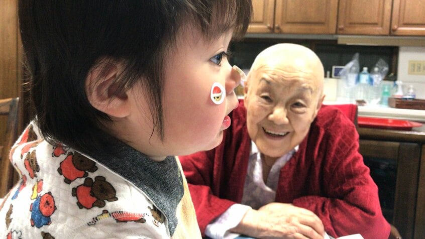 瀬尾さんの長男をいとおしそうに見つめる寂聴さん(瀬尾さん提供)