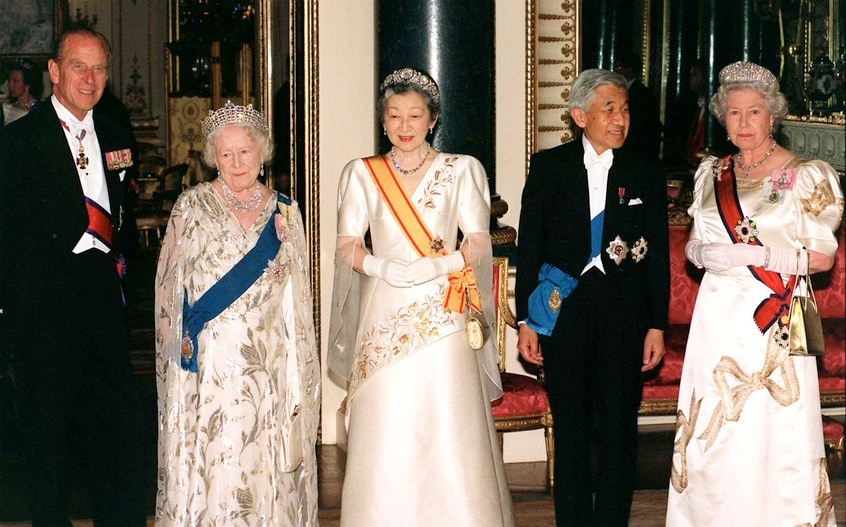 
1998年5月26日、イギリスを訪問した天皇陛下と美智子さま（現在の上皇陛下ご夫妻）。エリザベス女王(右)、エディンバラ公(左)とともにカメラに収まった(photo　アフロ）
