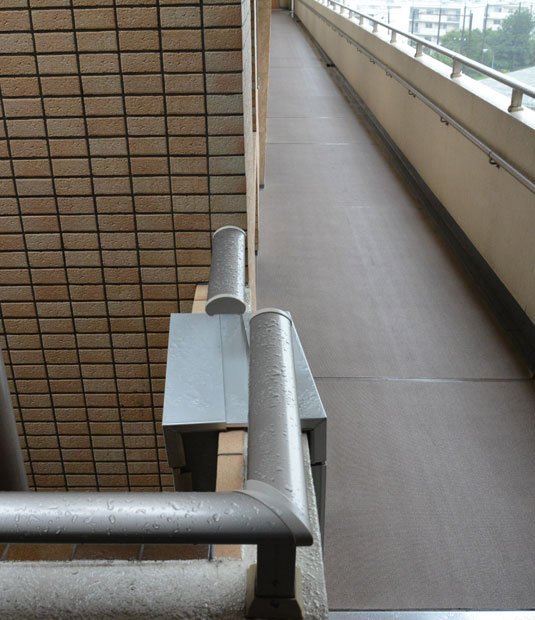 施工ミスが発覚した横浜パークスクエア三ツ沢公園の、棟と棟のズレがわかる手すり部分　（c）朝日新聞社　＠＠写禁
