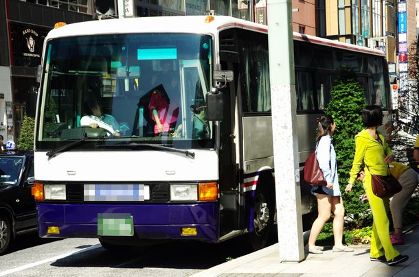 銀座でバスから降りる観光客（イメージ）