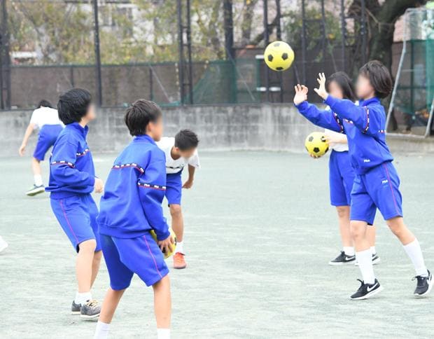 東京・東深沢中の体力向上部の活動の様子。目標はあくまで体を動かすこと。月曜を除く平日の朝、授業が始まる前の約45分間、校庭でジョギングしながらボールをトスしたり、ハードルを跳び越えたりする　（ｃ）朝日新聞社