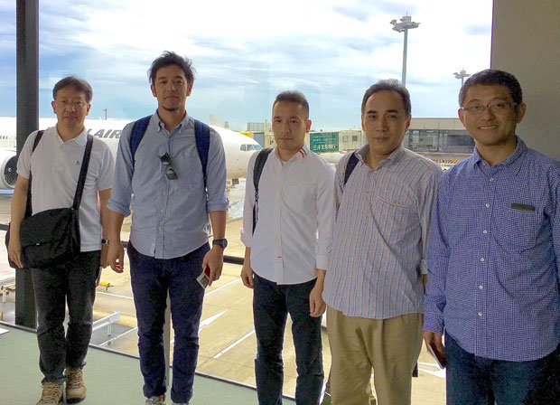 ＫＤＤＩ10月2日、成田空港からフィリピン・マニラでの研修に飛び立った５人の部長たち。この３日後に語学学校に入学。研修中は、家族とも離れて過ごす。洗濯も当然、自分でする（写真：ＫＤＤＩ提供）
<br />