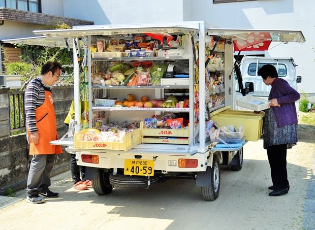 「買い物難民」の救世主として注目されている移動スーパー「とくし丸」。商品を載せた軽トラックが住宅地に止まると、周辺の住民が集まってきた（兵庫県洲本市で）