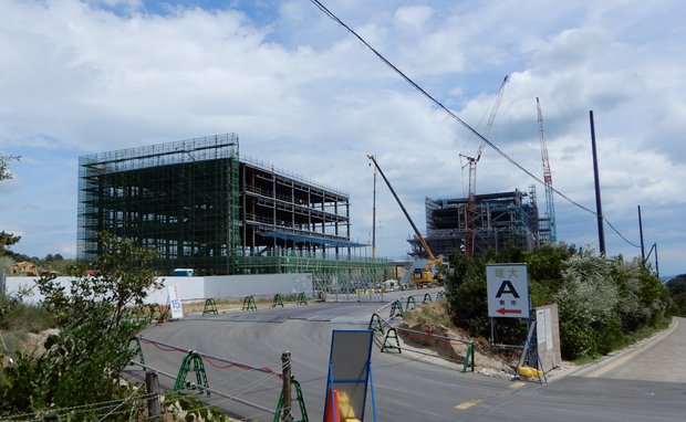 建設中の岡山理科大学獣医学部の建物　（ｃ）朝日新聞社