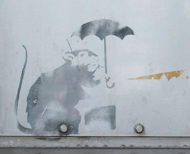 防潮扉に描かれたネズミの絵。専門家によると「国内で最もバンクシーの可能性が高い作品」／東京都提供