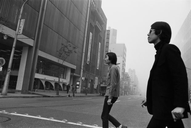 はじめて撮影された、霧の銀座を歩く、２１歳の細野晴臣と１９歳の松本隆。１９６８年１０月２６日（撮影／野上眞宏）
