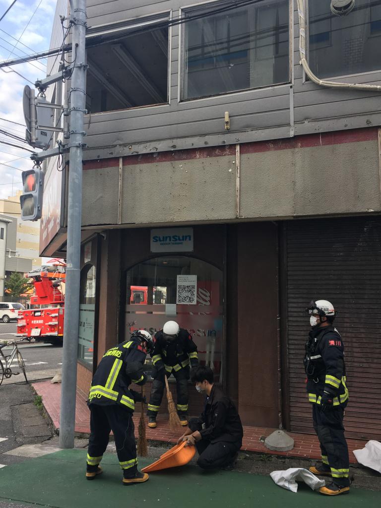 11日の千葉の地震では転倒などによる負傷者が確認されたほか、交通機関も一部混乱した。落下したガラス窓を消防署員らが撤去する場面も（写真／朝日新聞社）