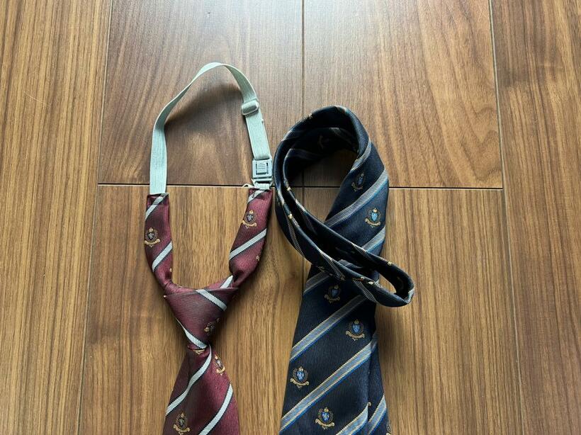 中学時代まで使っていたホック式のネクタイ（左）と高校用の自分で結ぶネクタイ。障害の影響で不器用な息子は高校用のネクタイに大苦戦していました（撮影／江利川ちひろ）