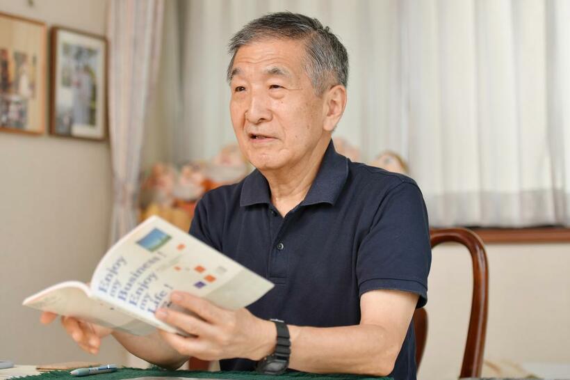 高田勇紀夫さんは『じーじ、65歳で保育士になったよ』という本も上梓した　（撮影／伊ケ崎忍）