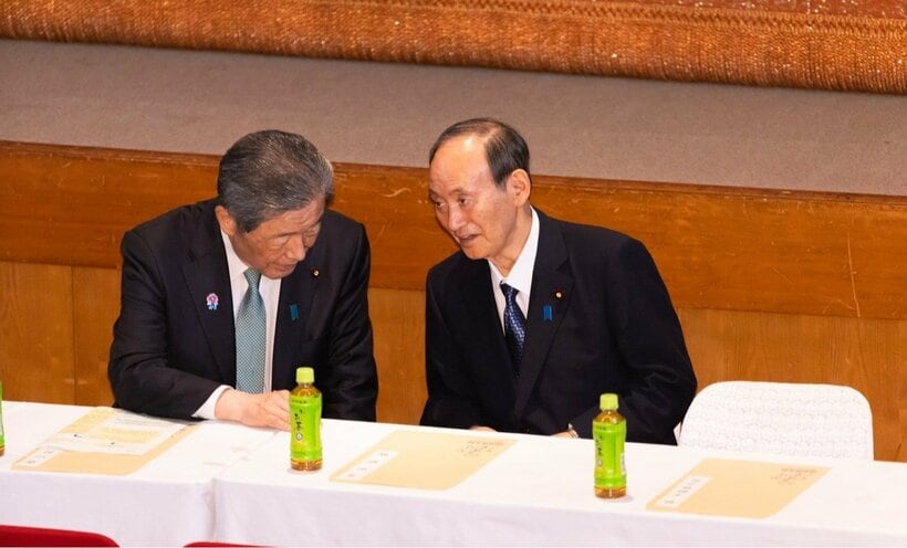 総会の冒頭で言葉を交わす、森山裕幹事長（左）と菅義偉元首相
