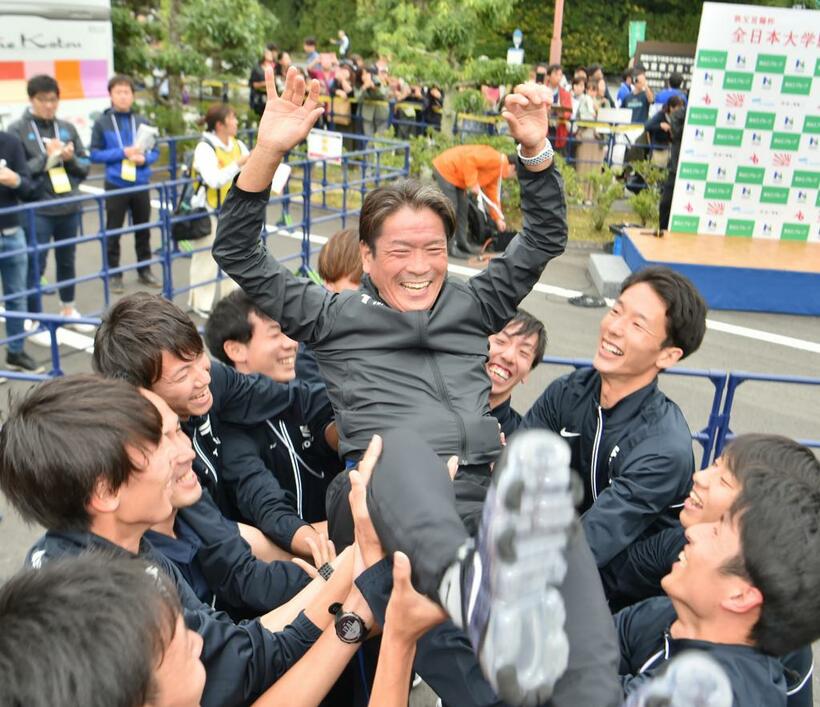１１月の全日本大学駅伝で優勝し、選手たちに胴上げされる東海大の両角速監督(C）朝日新聞社