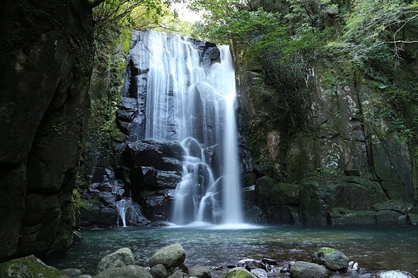 画像は和歌山県の「桑ノ木の滝」。観瀑すれば、きっと心癒されます